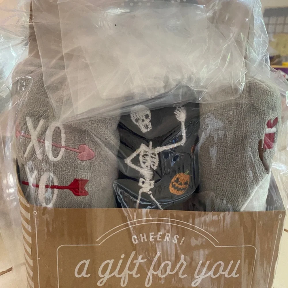 SKL Home Holidays Hand Towels, new in box.  Great Holiday gifts!
